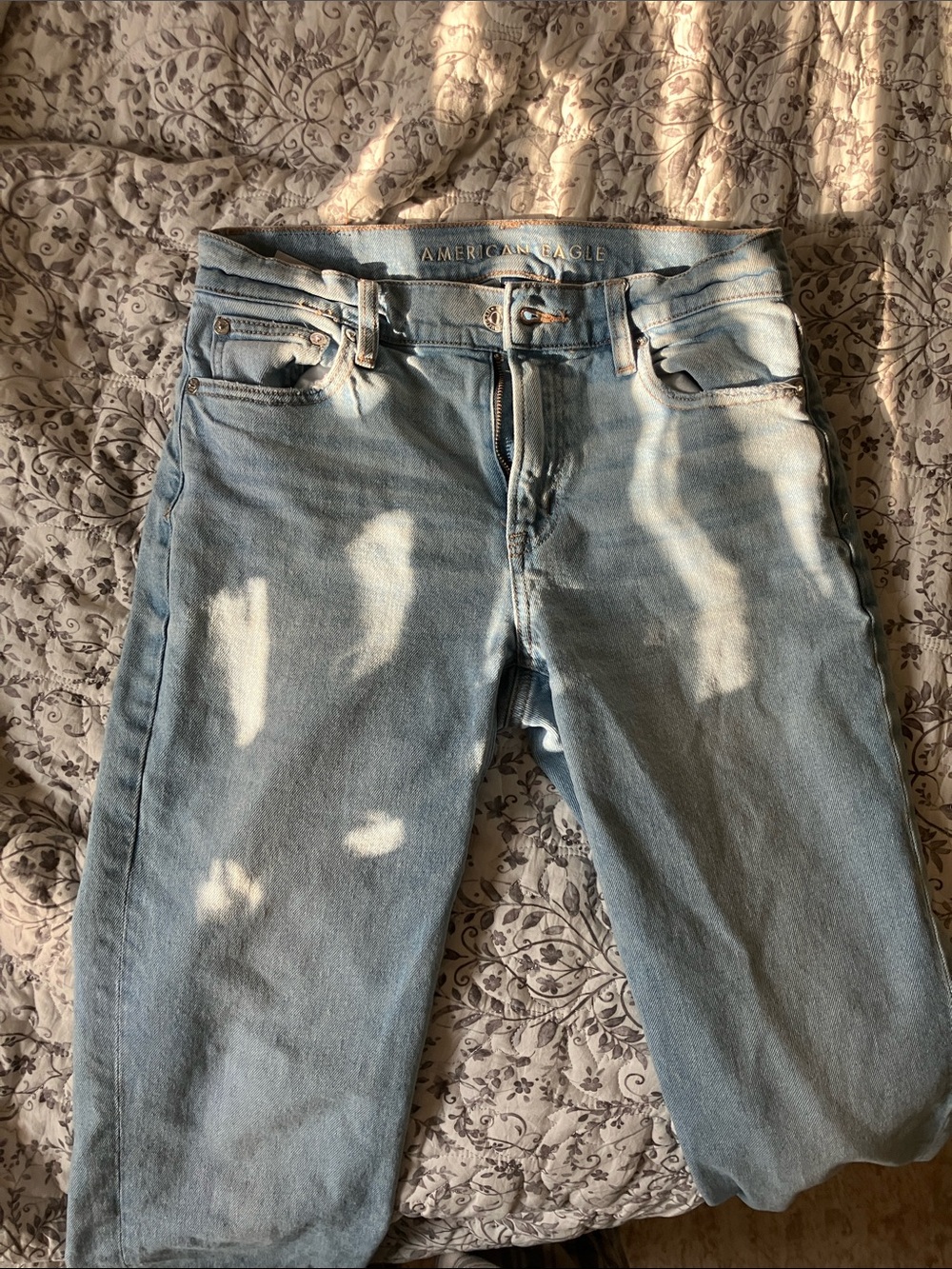 American Eagle Outfitters women’s straight legged Light Blue Washed Relaxed Jean